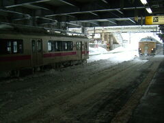 弘前駅から青森駅に向かう普通列車に乗る予定でしたが、大雪のためダイヤが乱れているようです。するとアナウンスで「まもなく特急が到着します。お急ぎの方はこちらをご利用ください」とのこと。普通料金で特急に乗れることになり、我々にとってはラッキーな出来事でした。