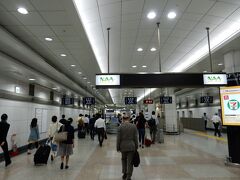 ＬＣＣの第３ターミナルは、終点の成田空港ではなく、一つ手前の成田空港第２ビル駅で下車します。

改札を出てエレベーターを上がり・・・。