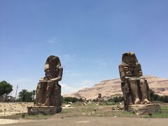 メムノムの虚像。昔は風の方向で像が鳴いてたとか？