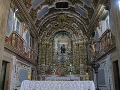 祭壇は結構きらびやか。

サント・アントニオは結婚を司る聖人であり、結婚祈願に訪れる人が多いとか。