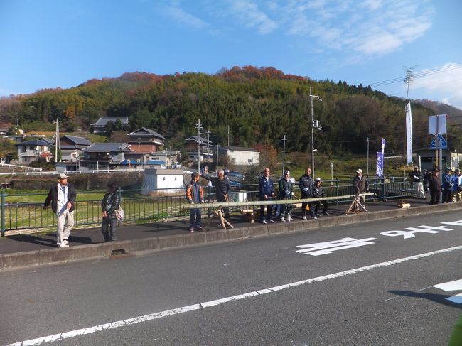 このあたりの集落では竹をカンカン叩いて応援してくれています。<br />