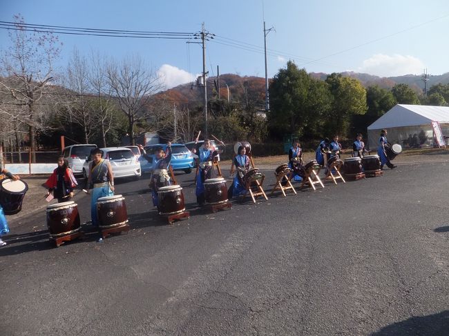 太鼓を叩いての応援をする人たちもいました。