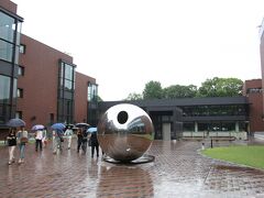 上野　東京都美術館

上野動物園のすぐ横にある美術館です。
天気予報は曇りでしたが、生憎、雨が降りだしました。
美術館に入ってしまえば雨も関係ありませんが。
