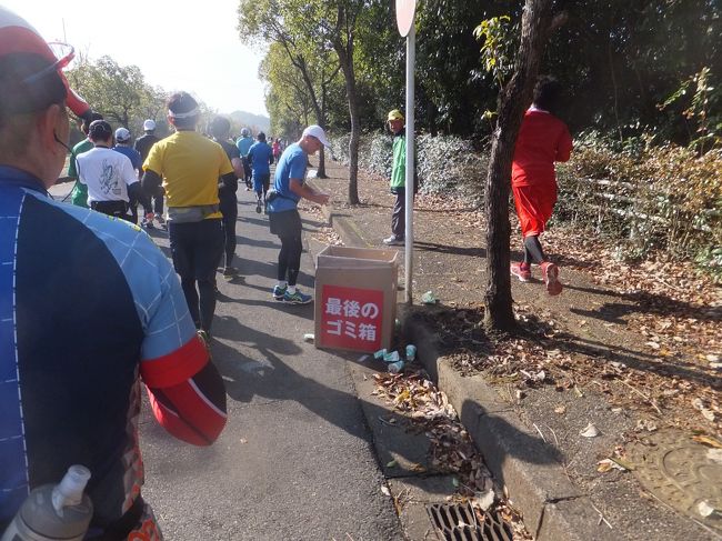 マラソンの時に紙コップのゴミの散乱が話題になりますが、奈良マラソンでは、こういう風に最後のゴミ箱、と言う表示も有りわかりやすいです。