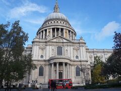 英国国教会の大聖堂、セント・ポール大聖堂。
バチカン市国に次ぐ世界第二位の巨大なドームが特徴。
1981年にチャールズ皇太子と故ダイアナ妃が結婚式を挙げた教会としても有名。
