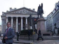 ロンドンの金融街シティ。通勤中のビジネスマンたち。

奥の存在感ある建物は世界最古の中央銀行であるイングランド銀行。
入館無料の銀行博物館が併設されている。