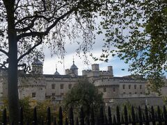 1988年に世界文化遺産に登録されたロンドン塔。
千年近くの歴史の中で王の居城、要塞、牢獄、処刑場とさまざまな役割を担っており、重く暗い雰囲気を醸し出している。
