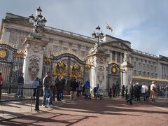 イギリス王室の宮殿、バッキンガム宮殿。
衛兵交代式はロンドン観光の名物。