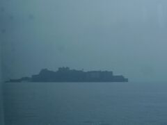 遠くに見えるは軍艦島〜〜〜
船の移動も楽しんでます。
軍艦島。
まるで戦艦ヤマトですな。