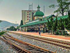 帝政ロシア時代の1903年(明治36年)に開業した旅順駅。
ロシア風の木造建築で、現在の駅舎は2005年に改築されたとのこと。

現在は旅順駅に発着する旅客列車は廃止されたそうです。