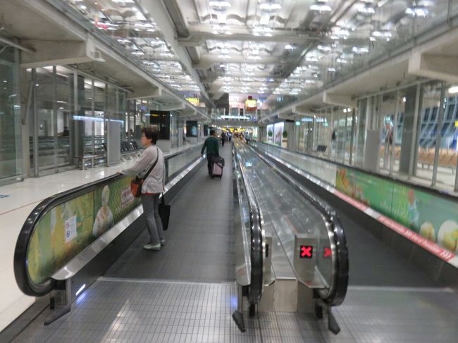 タイ・スワンナプーム空港にAM05:00時間通り到着、国内線出発ロビーへ長く長く移動ですがこちらは歩道が運んでいただけるのでほんとに助かります。