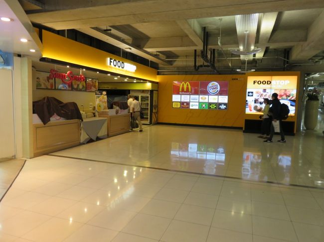 無事国内線チェックインできました。羽田でTGのチケットも発行して頂いてますので、入国審査終了後難なく出発ロビーへ移動ができました。<br />今回はいつものバンコク・エアー・ウエー使用ではないので待合室ば利用出来ず待ち時間適当にフラフラしてましたが思ったより時間経過が早く思われました。