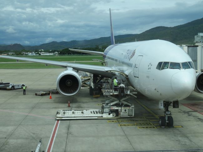 チェンマイ空港到着、２月のような煙害もなくドイステープの稜線もクッキリやはりこうでなくては。