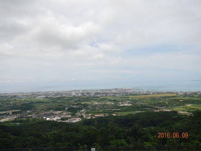 石垣港と市街地が見えます。