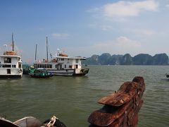 港を出ていくところですが、奥には目指す奇岩群が見えます。
海の水はご覧のとおり、透明度はなくあまりきれいではありません。
でも、これがハロン湾の魅力的な風景を作り出している要素でもあります。