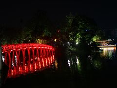 一周回ったところにある玉山祠と祠のある島を結ぶ架け橋です。
今の時間は空いておらず祠には入ることができません。
ホテルはこのすぐそばになります。