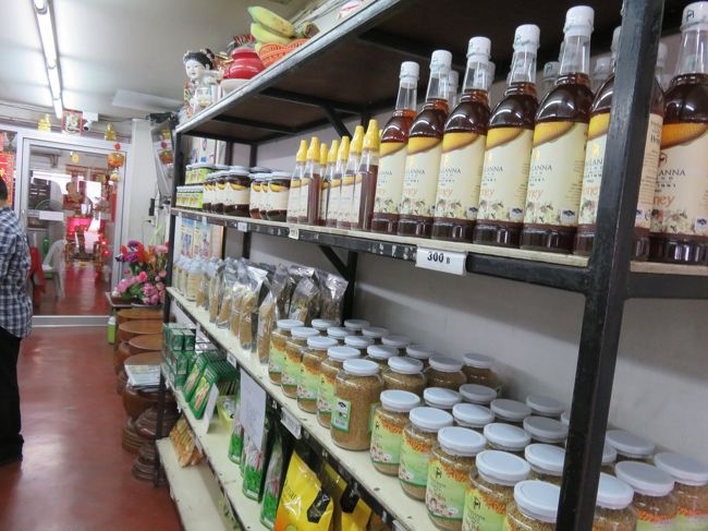 この両替屋さんは有名で両替はともかく蜂蜜・乾燥マンゴ・乾燥竜眼等そこそこのものでしてお土産としても十分利用できます。<br />両替後本日の半日観光の（ムアンオン洞窟・サンカンペン温泉）観光に出発ですが朝から機内軽食のみで、小腹がすきましたのでANNAさんにお願いして食事をすることにしました。