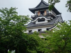 さて、犬山城に到着です。
犬山城は1537年に建てられてから天守が現存する日本最古のお城です。
そのためか？
２人の誘導員が今も天守を守っています（笑）