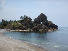 珠洲岬から30km、日本海沿いをドライブしながら現れるのは窓岩。
岩の真ん中にぽっかりと開いた穴が特徴。