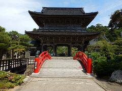 キリコ会館を出て10kmで総持寺祖院へ。
横浜に移転する前の曹洞宗の大本山だった場所。入口は意外と小さいが、その先の山門は立派である。