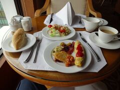 たくさん食べられないので、朝食もラウンジへきました。
と言いながら、結構集めてきたね。