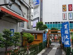 続いて参拝したのが新橋の烏森神社、ニュー新橋ビル裏手の賑やかな飲食店街内にある神社です。こちらもカラフルな限定御朱印で、御朱印マニアには有名な神社ですね。