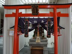 今日のお目当てはこちら「歌舞伎稲荷神社」歌舞伎座の１階に鎮座されています。