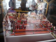 船着き場から、徒歩２、３分で、ワット・ポーに着きます。
正式名称は、「ワット・プラチェートゥポンウィモンマンカラーラーム＝ラーチャウォーラマハーウィハーン」と言うらしいです。
覚えられる？？？（笑）