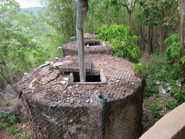 雨水を溜める大きな桶があります。<br />