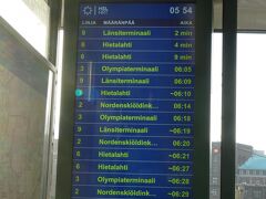 トラム乗り場には大体このような時刻案内があります。
次のトラムが後何分したら到着するのか表示されていて目安になり便利でした。

左から、トラム番号、行先、おおよその到着時間

近づいてくると到着時間が０表示になりますが、まだ来ていないのに０になることもあって最初は乗り過ごしたかと思いました。でも案内が早いこともあるようです。慌てず待っていると目的のトラムが来るということが数回ありました。


