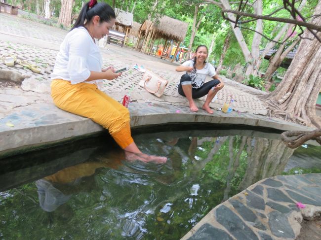 御多分に漏れず足湯も体験できます。チャレンジしてみました、体感温度<br />40℃チョット、最初我慢しばらくするとなれます。