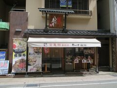 ランチは高山ラーメンをいただきました。

次は高山の高級グルメ「飛騨牛」の駅弁を買って帰ります。

お邪魔するのは、「金亀館（きんきかん）駅前店・カレッタ飛騨」です。

高山駅でも駅弁は販売されていますが、この店舗では注文を受けてから駅弁を作ります。（注文してから10分前後で出来上がります）

暑いので店内で待つことにしました。

店内に入ったところ、ナント！全員が外国人客で20人ほどが食事をしていました。（驚きでした）

飛騨牛握り・高山ラーメンや丼物などのメニューがあり、外国人客は麺類を中心に食べていました。

■金亀館（きんきかん）駅前店・カレッタ飛騨［食べログ］
　http://tabelog.com/gifu/A2104/A210401/21009744/