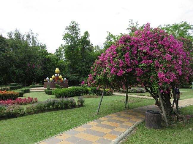 なかなか整備された庭園の観ありです。<br />それではこれで本日の半日観光終了にてホテルへ戻ります。<br />ハッピー・ツアーさんの手助けで一Bt.950-。