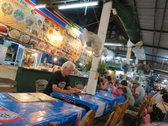 振り向いてパチリ1枚<br />本日仮眠２時間くらい、昨日羽田出発以来まる24時間疲れも感じず行動されたお二方、ゆっくりおやすみなさい。明朝はAM7:00出発、待望の一日観光です。