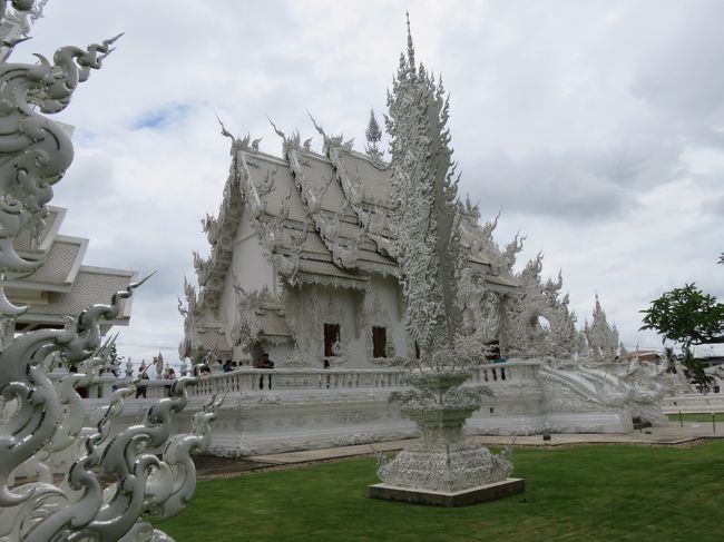 白、一色です。<br />それでもまだまだ完成ではなく随時建築中の個所を多く見かけます。