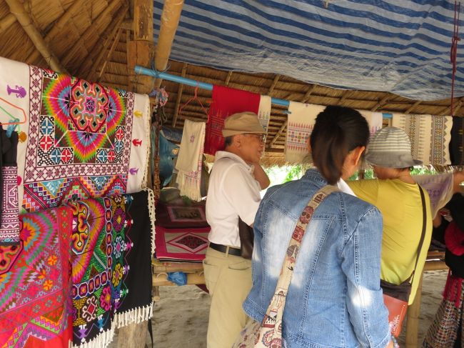 村人製作のお土産品を物色中の今回お題２の（お二人さん）とｶﾞｲﾄﾞANNAさんです。<br />