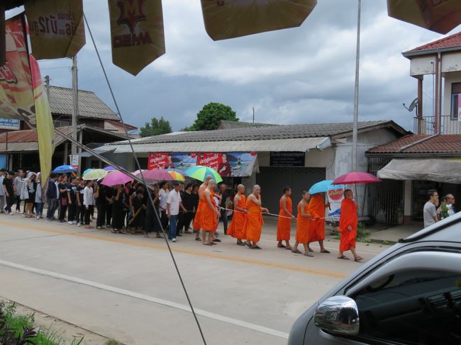 「アカ族」の村を離れチェンライに向かいます。途中の町（町の名失念）で<br />昼食をとりました。<br />そとが騒がしいので見てみるとどうやらお葬式の行列です。長い列を取りながら国道をポリスの誘導よろしくわたります。