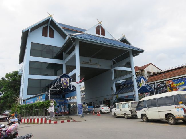 国道１号をひた走り、つきましたメーサイ・国境の町に、そしてイミグレを通過してミャンマーへ。<br />パスポートをANNAさんに預け出国手続きをお願いし、ミャンマー・国境の町タチレクに入ります。<br />オプショナルツアーBt.1,000-<br />