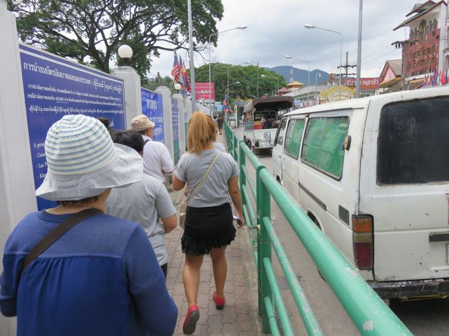 歩いて国境超えです。