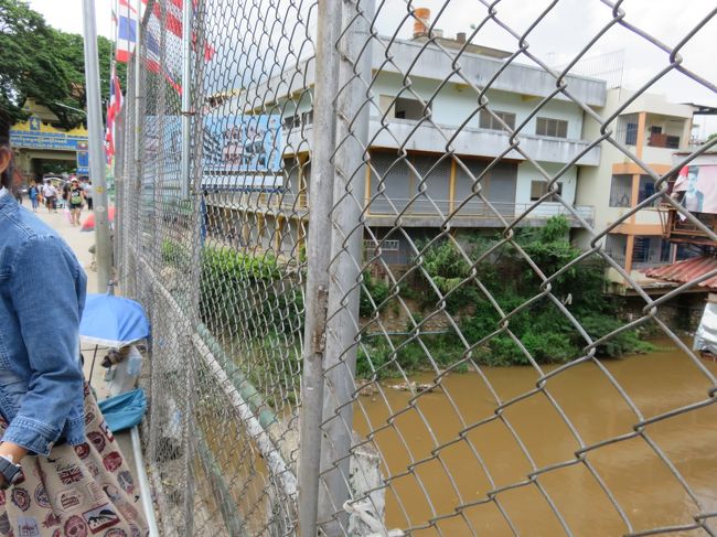 国と国を分けている川、手が届きそうです。<br />