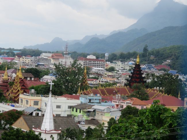 丘の上からタチレクの街並みを眺めます。
