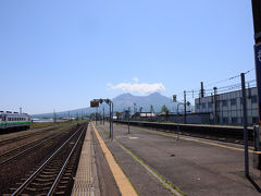 途中の森駅で１０分ほど停車。
ホームに出て深呼吸。
こんな時間が旅には必要だ。