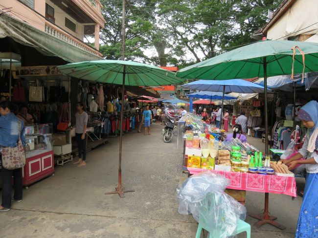 イミグレに戻りミャンマー側の市場を散策します。以前より閑散としていて、いまではタイ側の市場の方が活気を感じます。