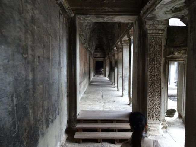 同じような彫刻された壁がずうーと続きます。