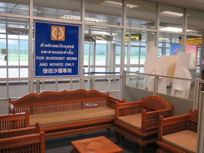 タイ国の常識・チェックインゲート横には御坊さんのための特別待合室（椅子）が用意されています。