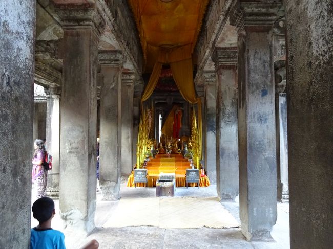 ヒンドゥー教の寺院ですが、のちに仏像が持ち込まれて現在は、一般信者がお参りにくるそうです。<br />自分も、線香を立てて、お布施を。