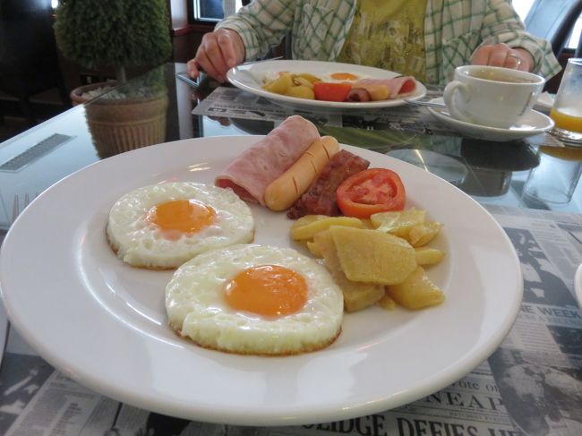 ハム・ウインナー・目玉焼き・トマト・ポテトです。<br />今日は私のガイドの元、最終目的地はメークローン路線市場（傘市場）を目指します。