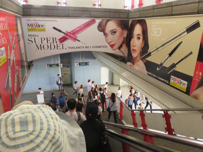 BTSサイアームで下車ひとつ下の階までおります。