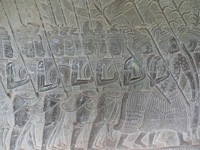 左がカンボジアの兵士で、右がタイの傭兵だとか