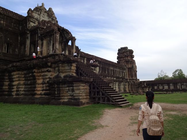 第２回廊へ<br />前を歩いているのがガイドさん